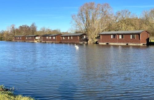 Smallburgh Boat Rental | Salhouse Broads Lodge Houseboat