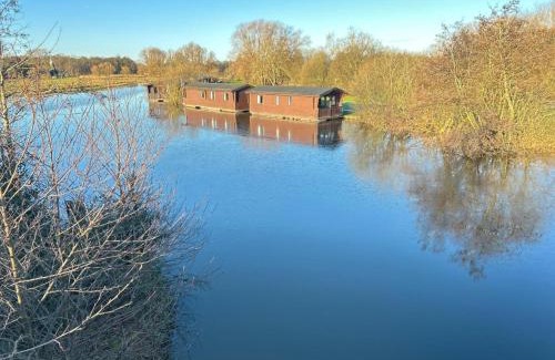 Smallburgh Boat Rental | Salhouse Broads Lodge Houseboat