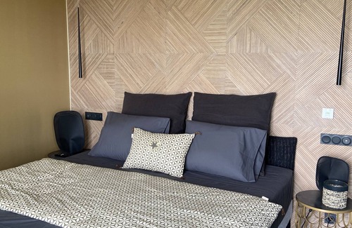 Salon-de-Provence Apartment | SALON DE PROVENCE: THE TAMAN SUITE