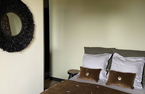 Salon-de-Provence Apartment | SALON DE PROVENCE: THE TAMAN SUITE