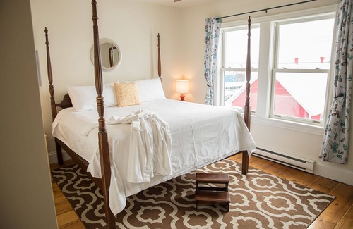 Lunenburg Waterfront Hotel | Salt Shaker Deli & Inn