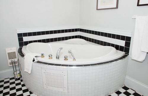 Lunenburg Waterfront Hotel | Salt Shaker Deli & Inn