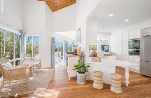 Dunbogan House | Salt Spray - Luxurious 5 bedroom holiday home in gated estate, close to beach