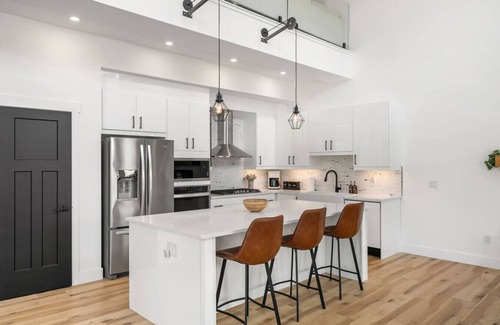 East Kootenay Apartment | Salt & Stone | Lake/Private Beach | Mountain Views