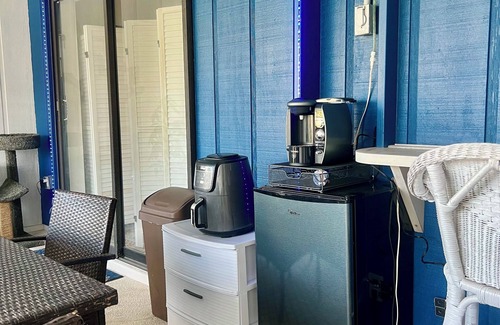 Englewood East Apartment | Salt water pool, jacuzzi, close to Ocean and golf!