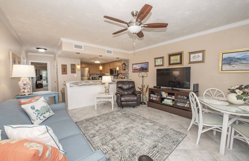 Panacea Condo | Salty Breezes, Panacea.Bay Front, Wrap Around Balcony, Pool, NO BOATS