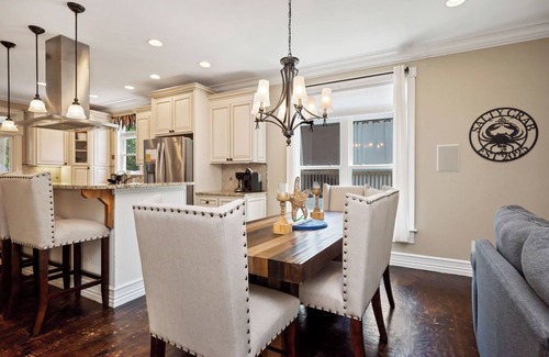 Tranquil Harbour House | Salty Crab: Elegant Home Close to Waterway, Parks, Beach