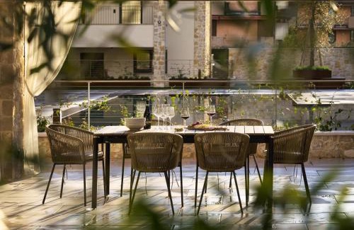 Bardolino Apartment | SalvatoreHomes - Pure Luxury in the Centre of Bardolino with Pool & Private Garden - Casa Olivia - a 5 Star Luxury Collection at Lake Garda