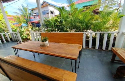 Koh Rong Sanloem House | Sam's Guesthouse M'Pai Bay