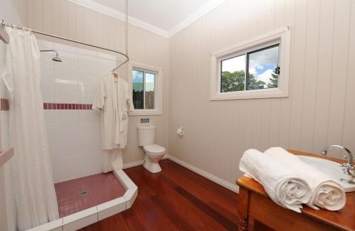 Mount Samson Villa | Samford Lakes Rural Accommodation