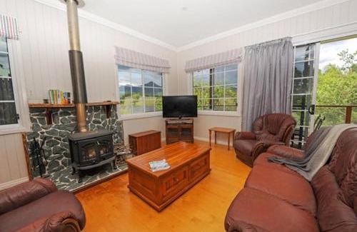 Mount Samson Villa | Samford Lakes Rural Accommodation