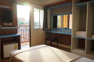 Wat Sam Phraya House | Samsen Sam Place