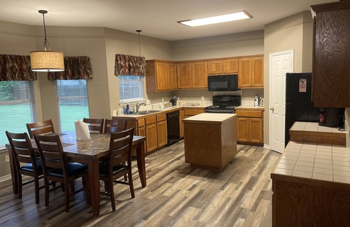 Hutto House | Samsung Close - Estate Home- Quiet Neighborhood Trucks OK 6 Beds+Sleeper Sofa