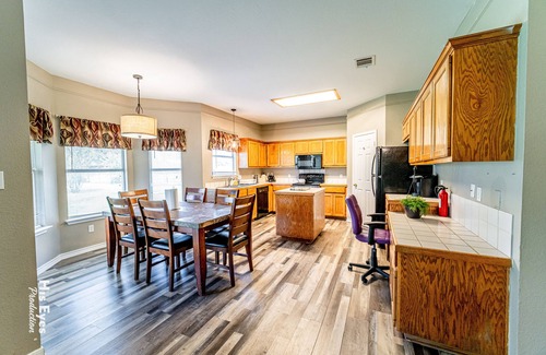 Hutto House | Samsung Close - Estate Home- Quiet Neighborhood Trucks OK 6 Beds+Sleeper Sofa
