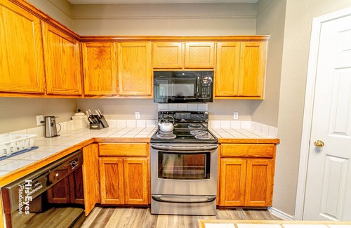 Hutto House | Samsung Close - Estate Home- Quiet Neighborhood Trucks OK 6 Beds+Sleeper Sofa