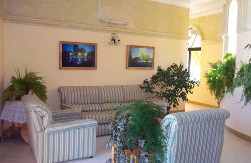 Xlendi House | San Antonio Guest House