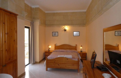 Xlendi House | San Antonio Guest House
