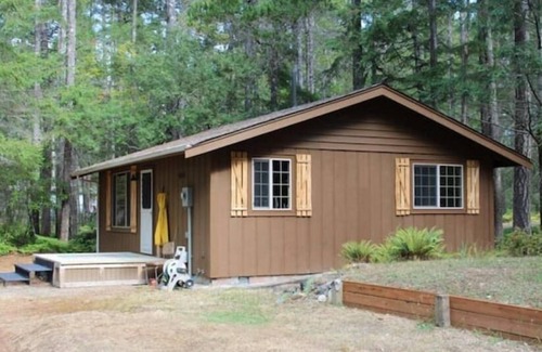 Hoodsport Cabin | San Gregorio - A Cozy & Dog Friendly Forest Retreat