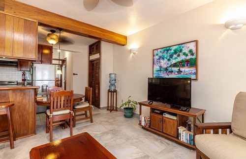 San Pedro Condo | San Pedro's Hidden Treasure. Walk to Town. Beach, Pool, 18+