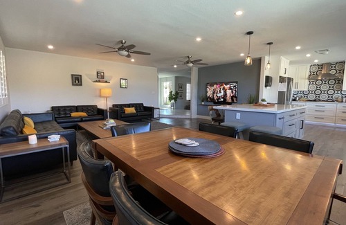 Heritage Heights House | SANCTUARY ON THE MOUNTAIN- A central city, desert view, heated pool, gem.