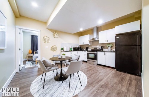 Mayfield Apartment | Sanctuary Suite - KingBed - Wifi - Near WEM/Rogers