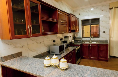 Entebbe Bed & Breakfast | Sand Grains Residences 005