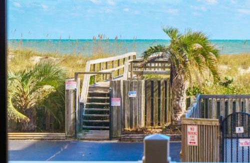 Wilmington Beach Apartment | Sand Pebbles #A3 - Pelican Perch