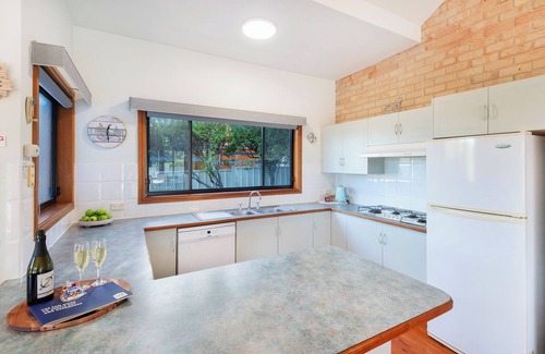 Vincentia House | Sanddancers: Space & privacy for group travellers moments to white sandy beaches