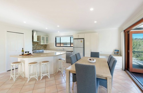 Vincentia House | Sanddancers: Space & privacy for group travellers moments to white sandy beaches