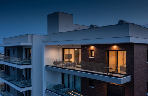 Agios Athanasios Apartment | Sanders Elgio - Neat 3-bdr Apt With Rooftop