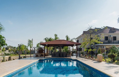Ypsonas Villa | Sanders Ipsonas - Generous Holiday Home w/ Balcony