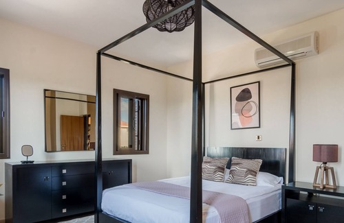 Ypsonas Villa | Sanders Ipsonas - Generous Holiday Home w/ Balcony
