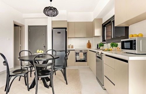 Agios Athanasios Apartment | Sanders Only - Cute 2-Bdr Apt with Balcony