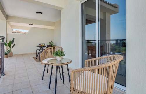 Chlorakas Apartment | Sanders Seaview - Warm 2 Bdr Apt with Seaview