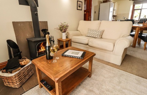 Skipton House | SANDHOLME COTTAGE, family friendly, with open fire in Wigglesworth
