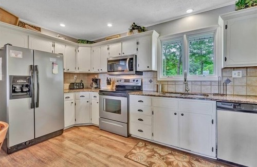 Huddleston House | SANDY BEACH & HOT TUB! Come Visit "Blue Lake Escape"!