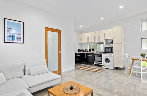 Woolgoolga House | Sandy Feet Retreat - guest house walking distance to everything!