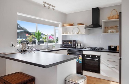 Clarks Beach House | Sandy Feet Retreat close to Beach