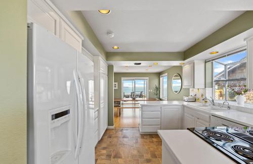 Ferndale House | SANDY POINT 6 BEDS 3 BATHS BEACH HOUSE WITH AMAZING VIEWS