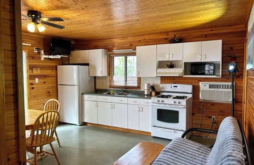 Harwood Cottage | Sandy Shore Cottages Luxury Lake Front Resort (2 bdr Cottage# 3)