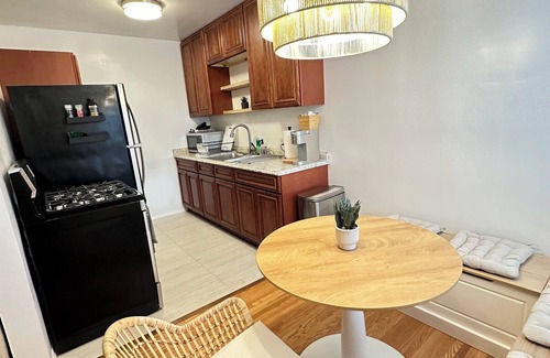 Alamitos Beach Condo | Sandy Shores Apt with AC, Parking & Laundry, 10min walk to beach. Superb WiFi.