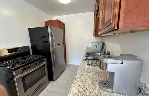 Alamitos Beach Condo | Sandy Shores Apt with AC, Parking & Laundry, 10min walk to beach. Superb WiFi.