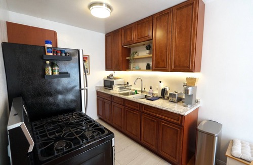Alamitos Beach Condo | Sandy Shores Apt with AC, Parking & Laundry, 10min walk to beach. Superb WiFi.