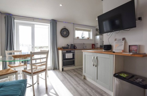 South Hayling Apartment | Sandy Shores | Beachfront Apartment | Sleeps 3