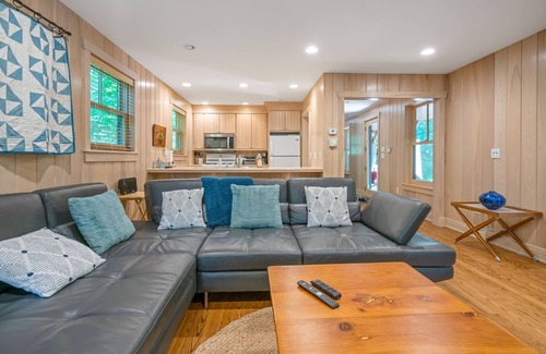 Port Colborne House | Sandy Shores Retreat