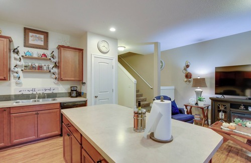 Sandy House | Sandy Townhome, 1 Mi to Meinig Memorial Park!