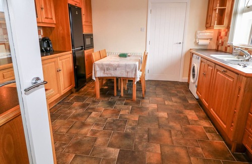 Annalong Cottage | SANDYMOUNT, pet friendly, with open fire in Annalong, County Down