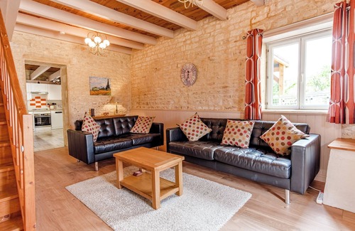 Villeneuve-la-Comtesse Cottage | Sans Souci Gites - Wheatfields - 4 Stars