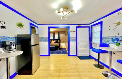 Old Brooklyn House | Sapphire Haven: Peaceful 2BR Upper Unit Retreat | Laundry, Parking, Safe Location 8 Min to Airport