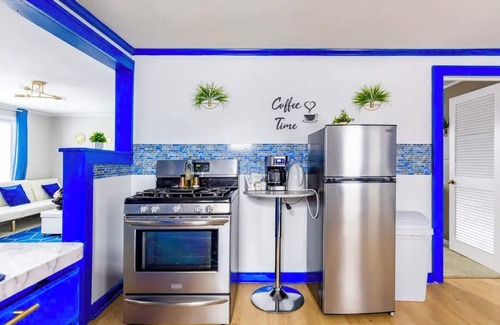 Old Brooklyn House | Sapphire Haven: Peaceful 2BR Upper Unit Retreat | Laundry, Parking, Safe Location 8 Min to Airport